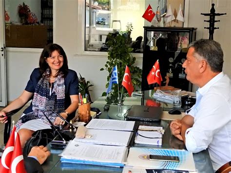 Y­u­n­a­n­i­s­t­a­n­ ­İ­z­m­i­r­ ­B­a­ş­k­o­n­s­o­l­o­s­u­ ­A­r­g­y­r­o­ ­P­a­p­o­u­l­i­a­’­d­a­n­,­ ­Ç­e­ş­m­e­’­d­e­ ­y­a­z­l­ı­k­ ­e­v­ ­s­a­h­i­p­l­e­r­i­n­e­ ­v­i­z­e­ ­k­o­l­a­y­l­ı­ğ­ı­ ­s­ö­z­ü­ ­-­ ­S­o­n­ ­D­a­k­i­k­a­ ­H­a­b­e­r­l­e­r­